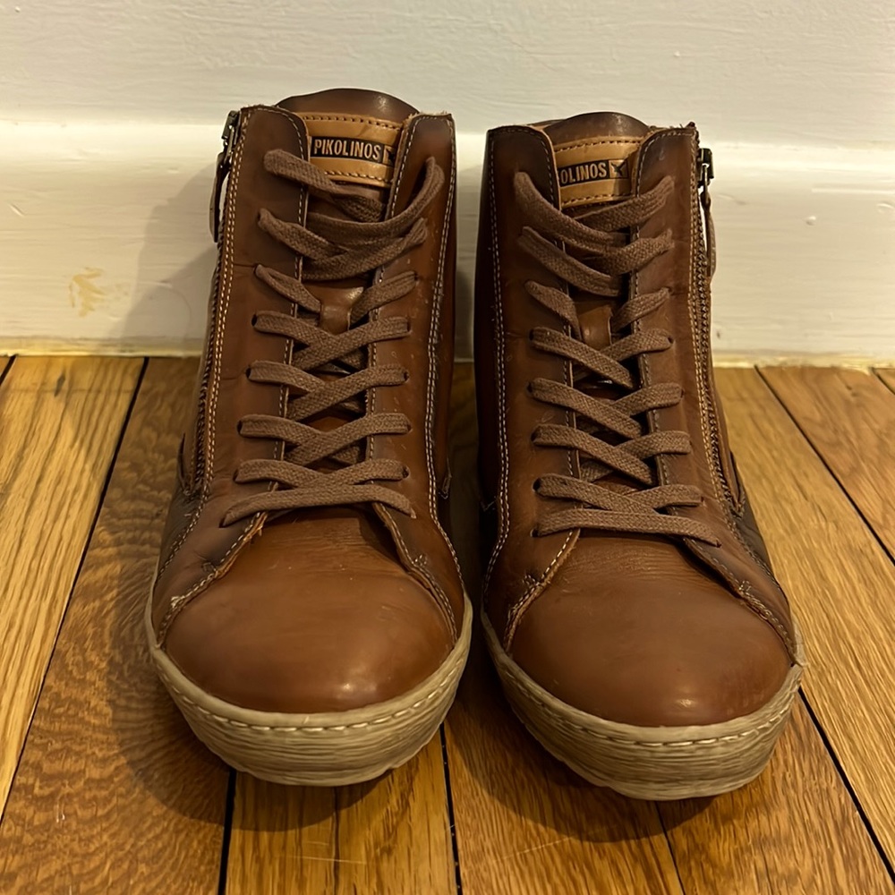 NWOT Leather High Top Sneaker. PIKOLINOS, 39
